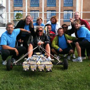 Glatt gäng lådbil utanför strand hotell. teambuilding bygga lådbil och köra race