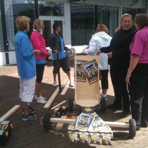 Polly lådbilsbygge sommarfest. teambuilding bygga lådbil och köra race