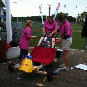 Tjejer hottar upp bilen cloetta. teambuilding bygga lådbil och köra race