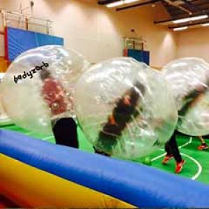 bumperfotboll body zorb på uppblåsbar plan 12x7 m vid kickoff