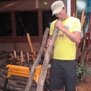 Rapp provblåser didgeridoopinne och väljer sin