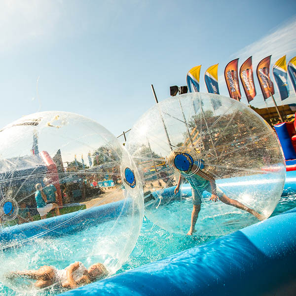 vattenbollar i pool vid event på långviken didgerioo sponsrar