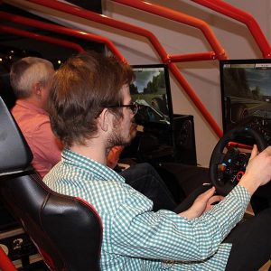 Sätt dig i buren och kör racing i en häftig racing simulator